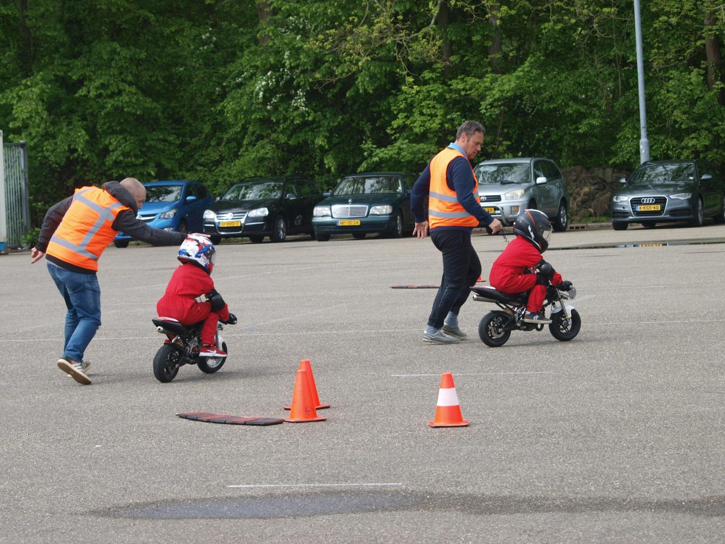 schoenen Sandy Succesvol Bij RACE-KIDS stappen kinderen voor de eerste keer op een motor