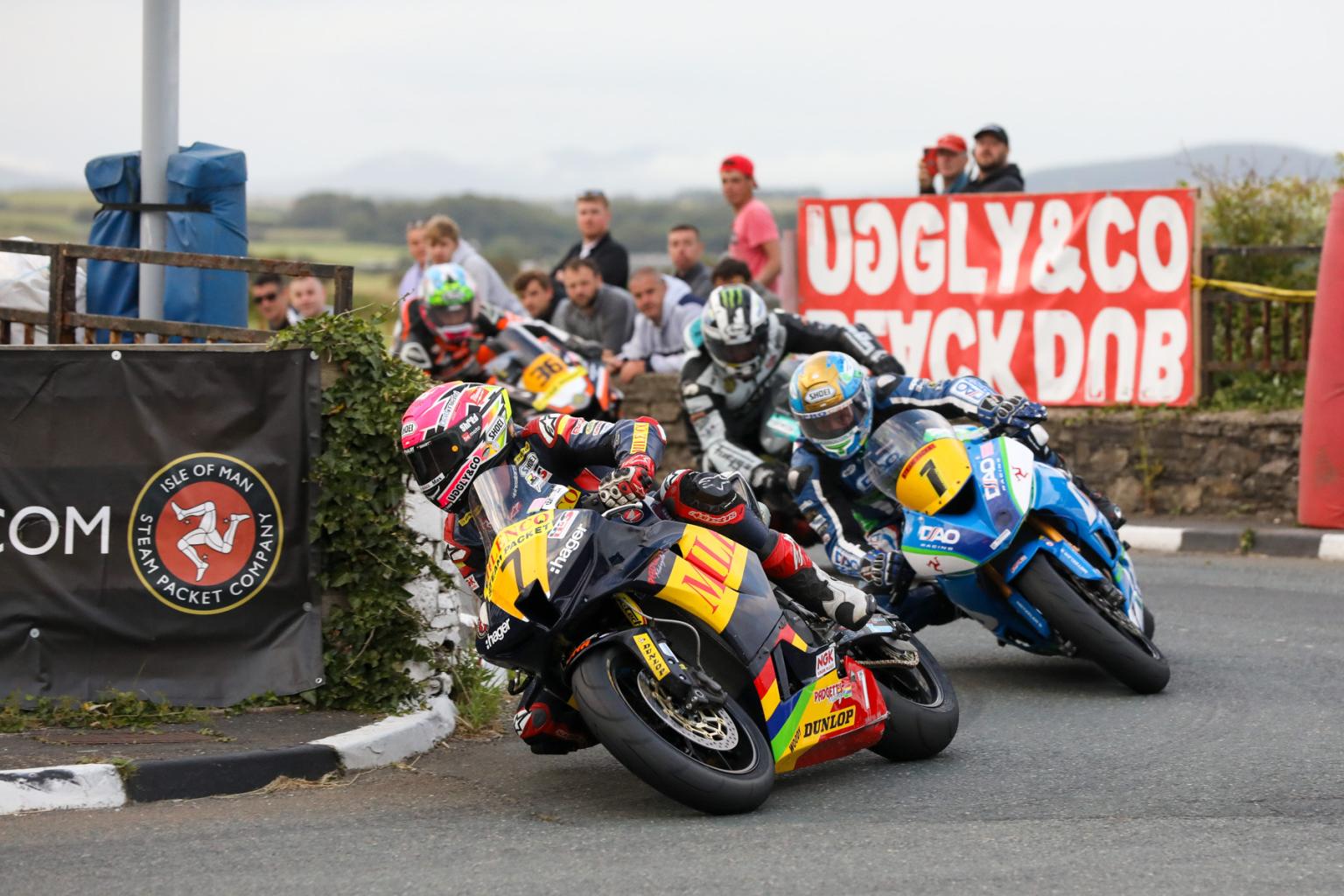 Davey Todd grote winnaar van Southern 100 races op Isle of Man