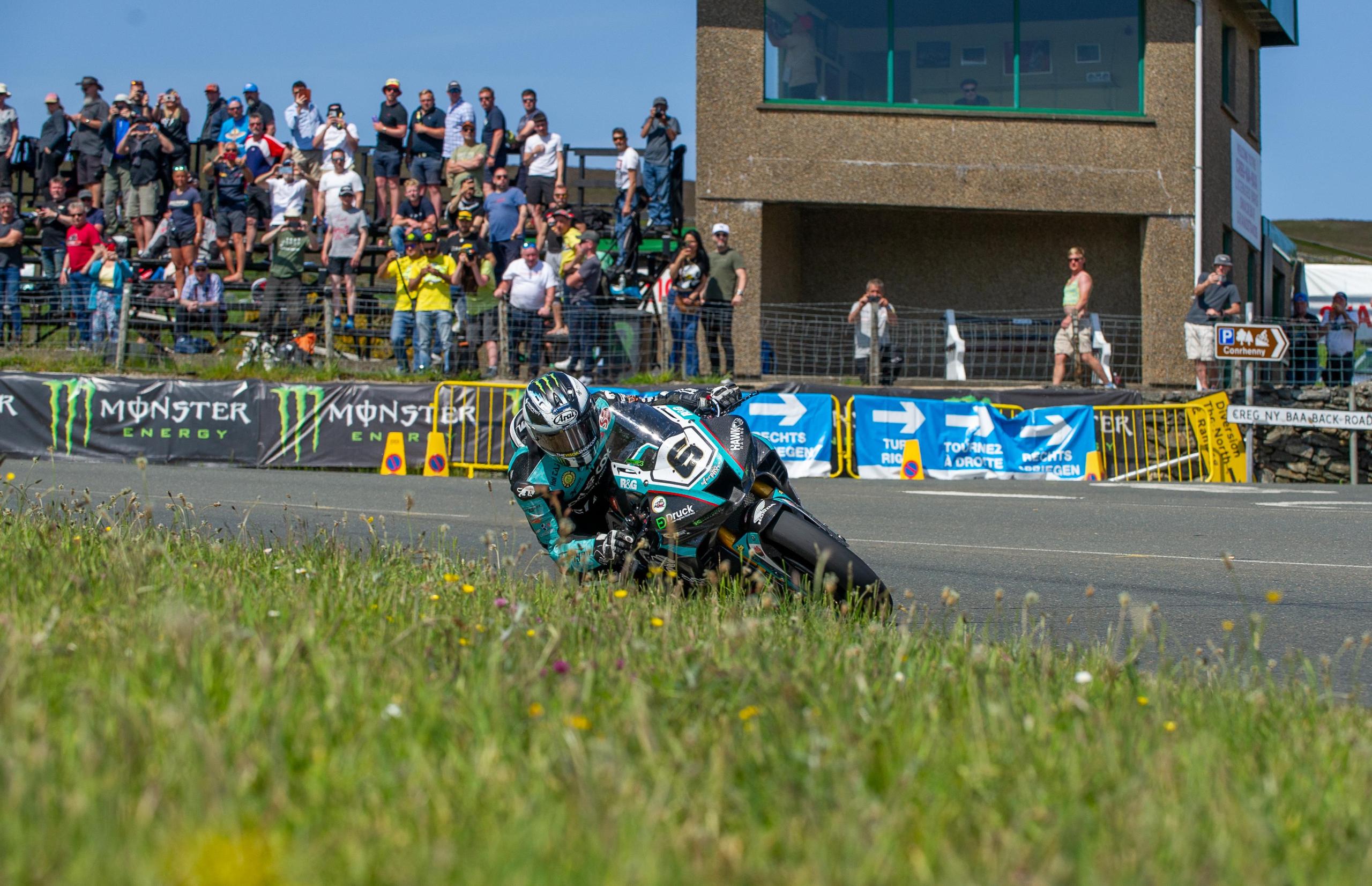 Dunlop Evenaart Mcguinness Met Isle Of Man Tt Overwinningen Na Zege In Superbike Race