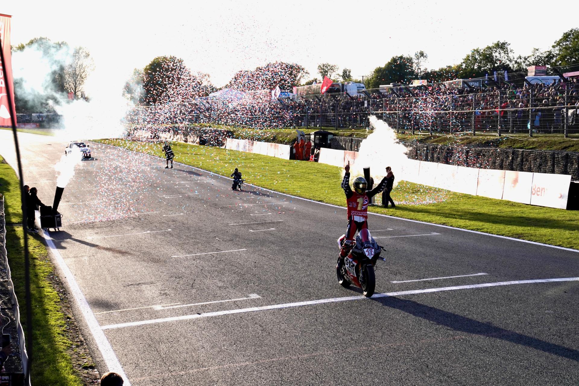 Glenn Irwin Wint Ook Laatste Race Op Brands Hatch, Teamgenoot Bridewell ...