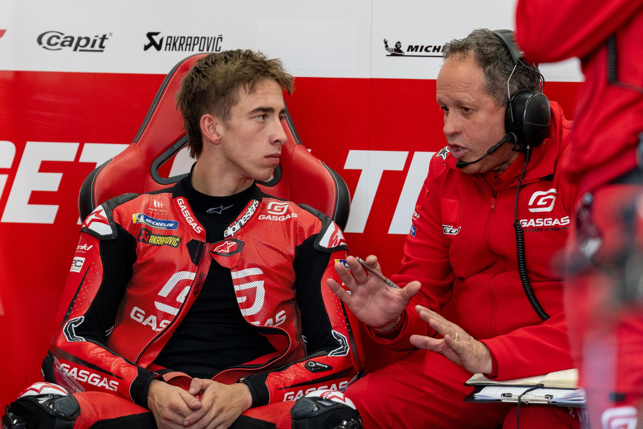 De MotoGP coureur en zijn crewchief in 2024