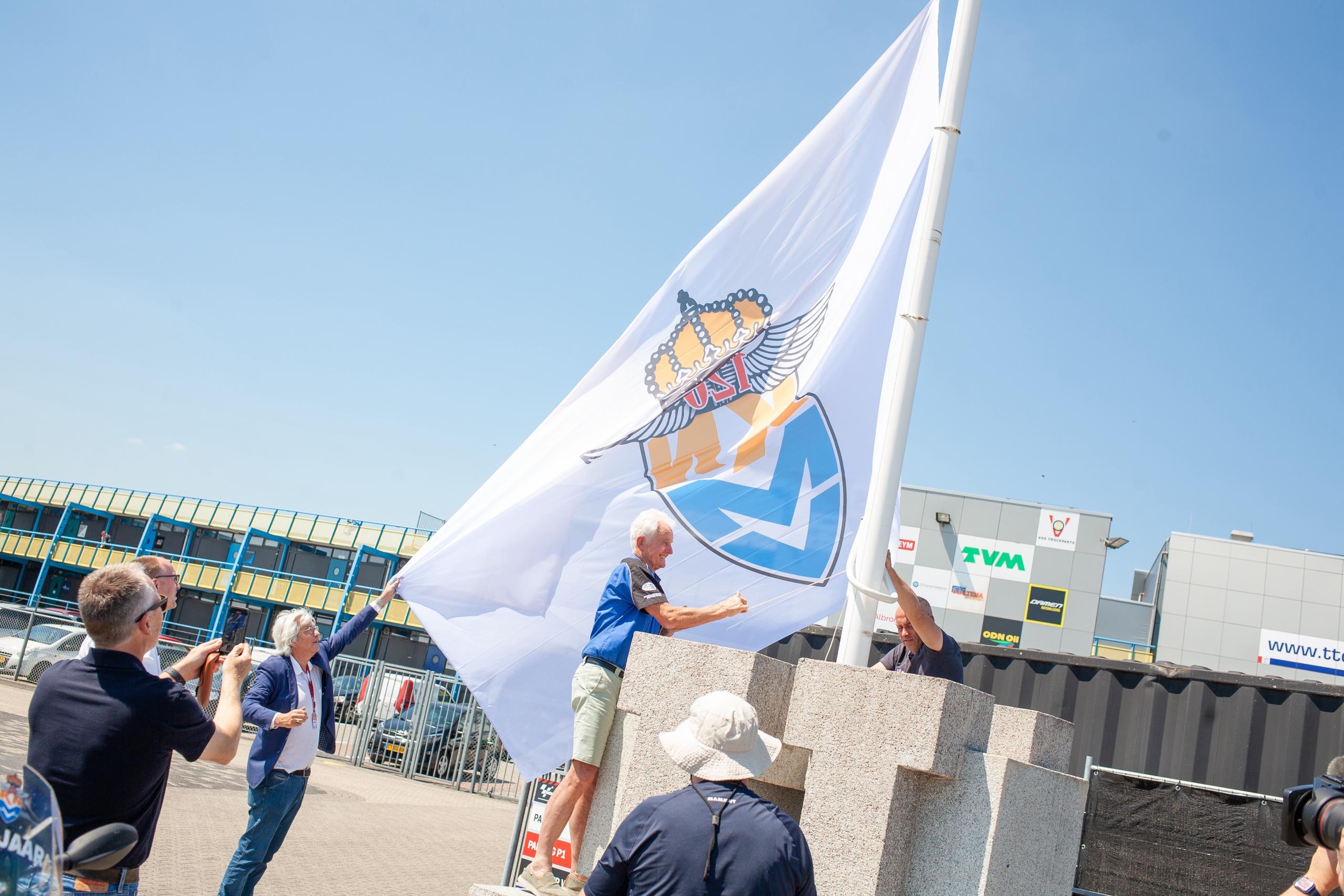 Wil Hartog hijst 120 Jaar KNMV-vlag boven TT Circuit Assen