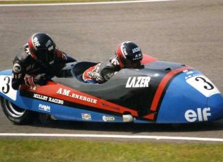 Alain Michel en Simon Birchall tijdens de TT Assen van 1990 | Foto credit: Henk Teerink