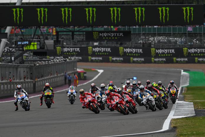 Start MotoGP-race op Silverstone | foto© MotoGP