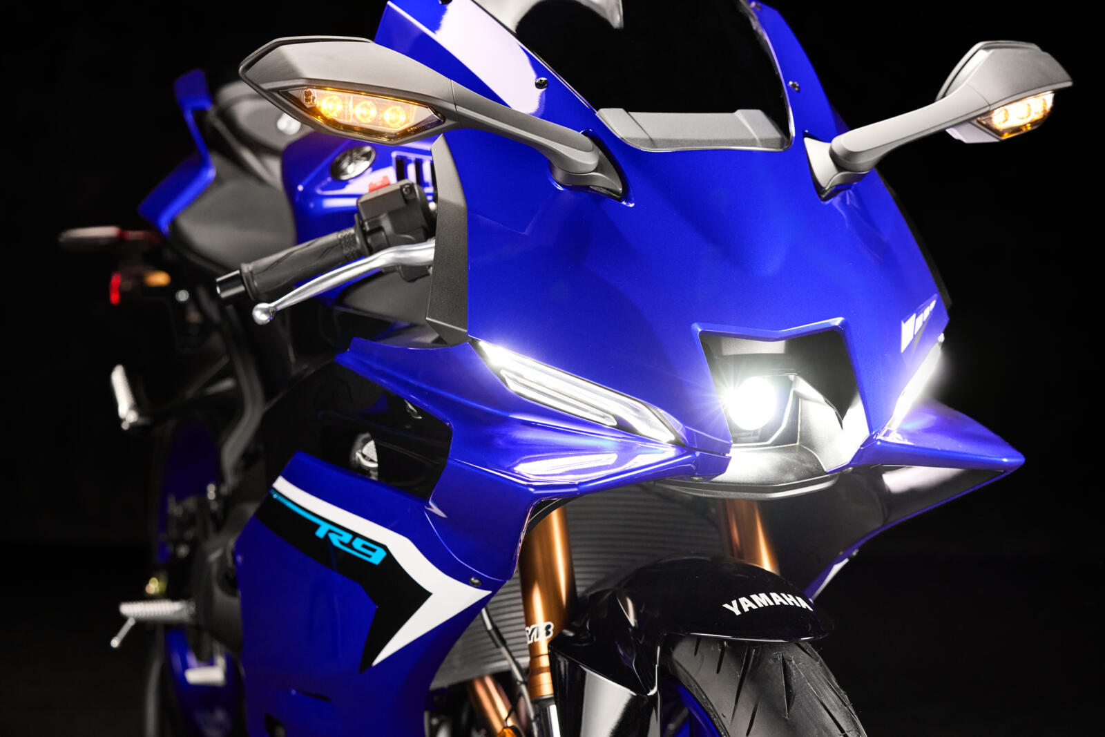 2025_YAM_YZF900R9_EU_DPBMC_DET_008_03_preview