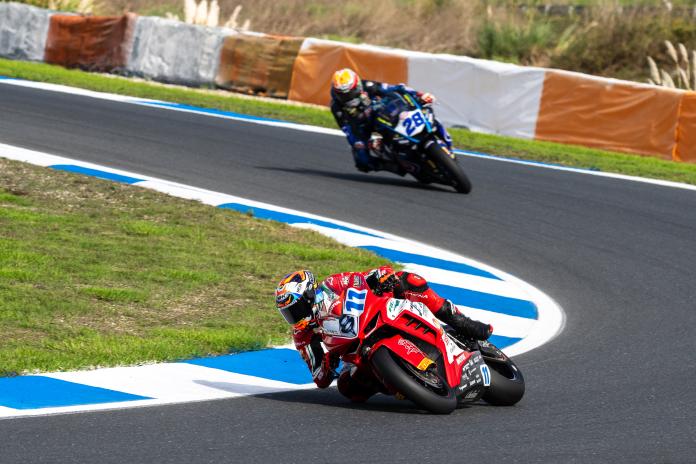 Bo Bendsneyder (11) net voor Glenn van Straalen (28) | foto© Randy van Maasdijk