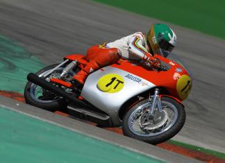 Giacomo Agostini met zijn MV Agusta tijdens een classic event | foto© Henk Teerink