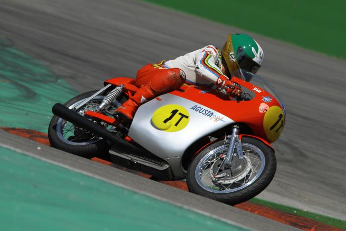 Giacomo Agostini met zijn MV Agusta tijdens een classic event | foto© Henk Teerink