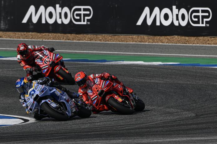 Alex Márquez (73), Marc Márquez (93) en Pecco Bagnaia (63) | foto© MotoGP