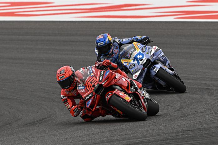 Marc Márquez (93) voor Alex Márquez (73) | foto© MotoGP